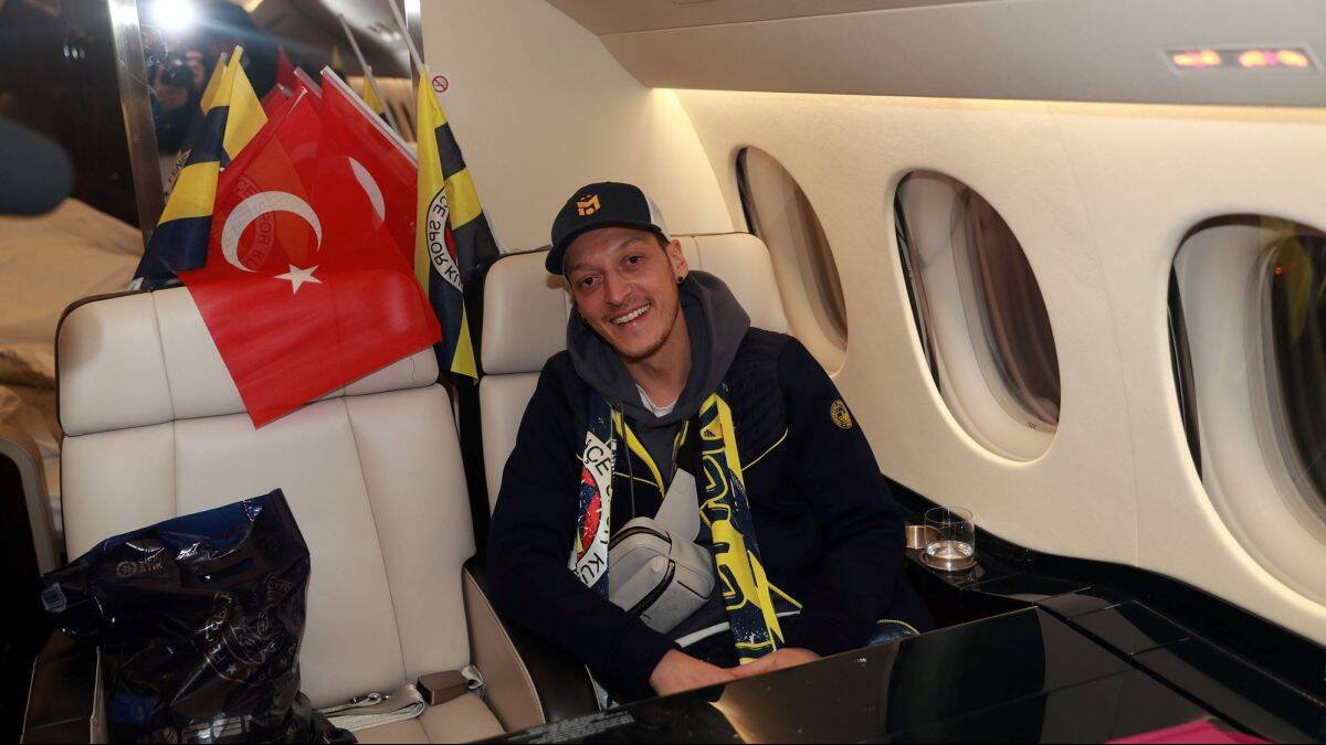 Özil canta el himno de Turquía y Alemania explota