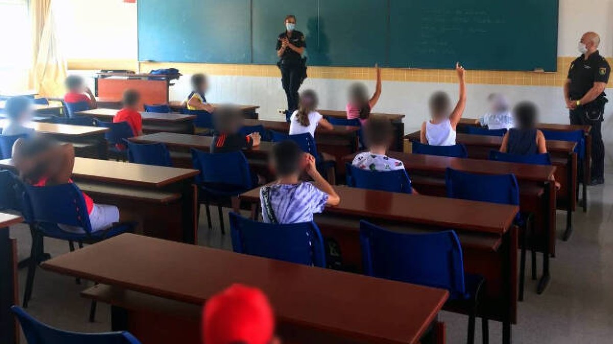 Los alumnos de más de 12 años iniciarán el curso con una dosis de la vacuna, por lo menos / Foto de archivo