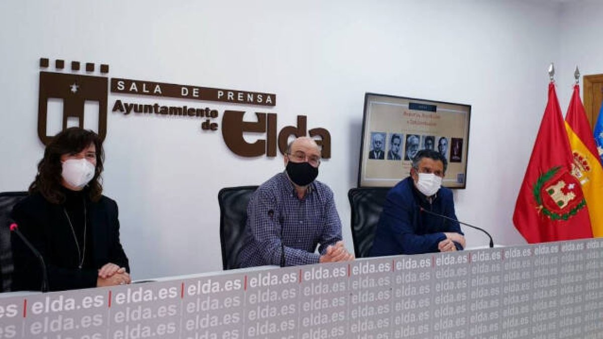 El concejal de Relaciones con las Universidades, Amado Navalón (derecha), junto a la directora de la sede y el profesor de la UA