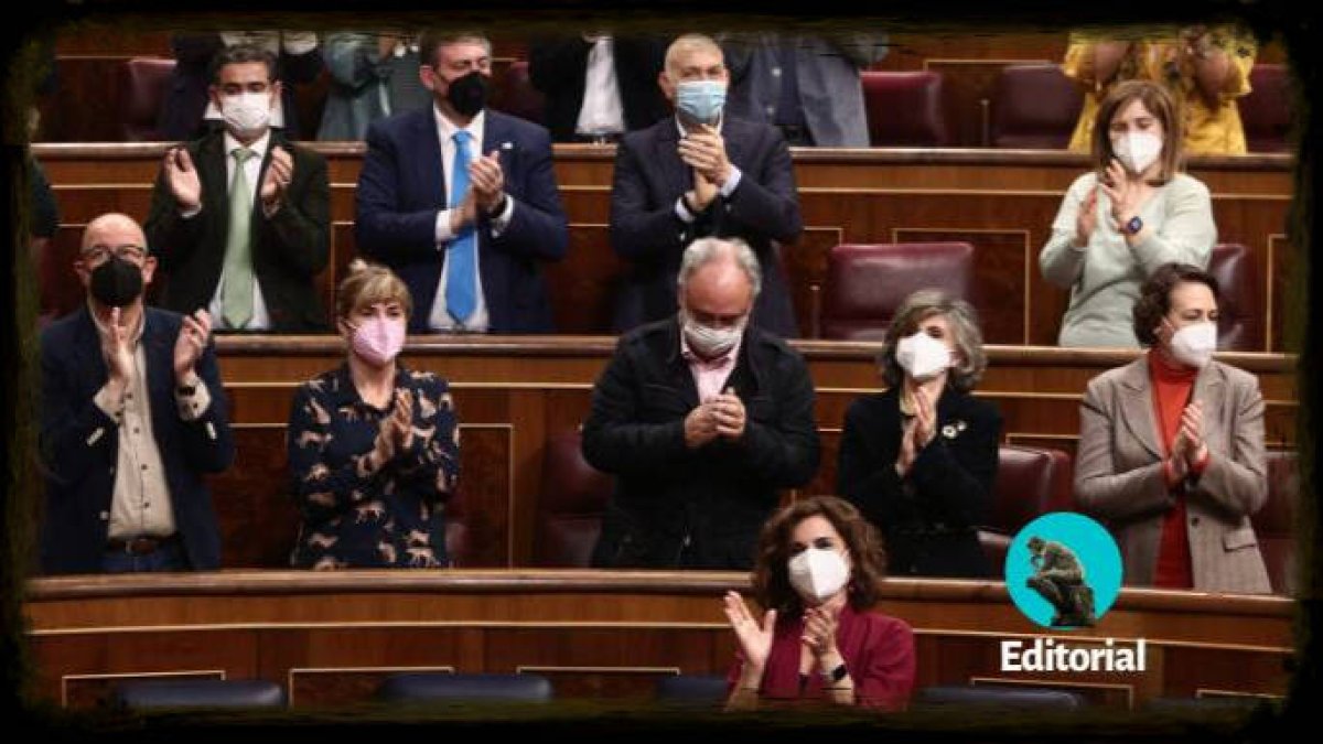 La bancada socialista, aplaudiendo la ley de eutanasia