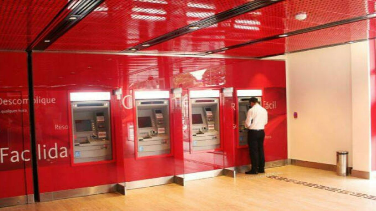 Más de 106.000 valencianos no pueden sacar dinero en efectivo en sus municipios