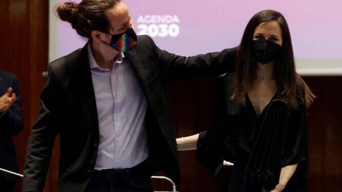 Iglesias y Belarra durante el traspaso de la cartera de Derechos Sociales.