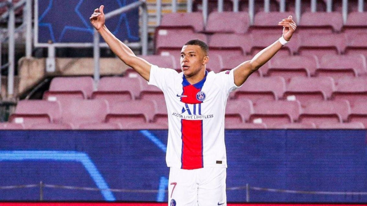 Mbappé, celebrando uno de sus goles en el Nou Camp.