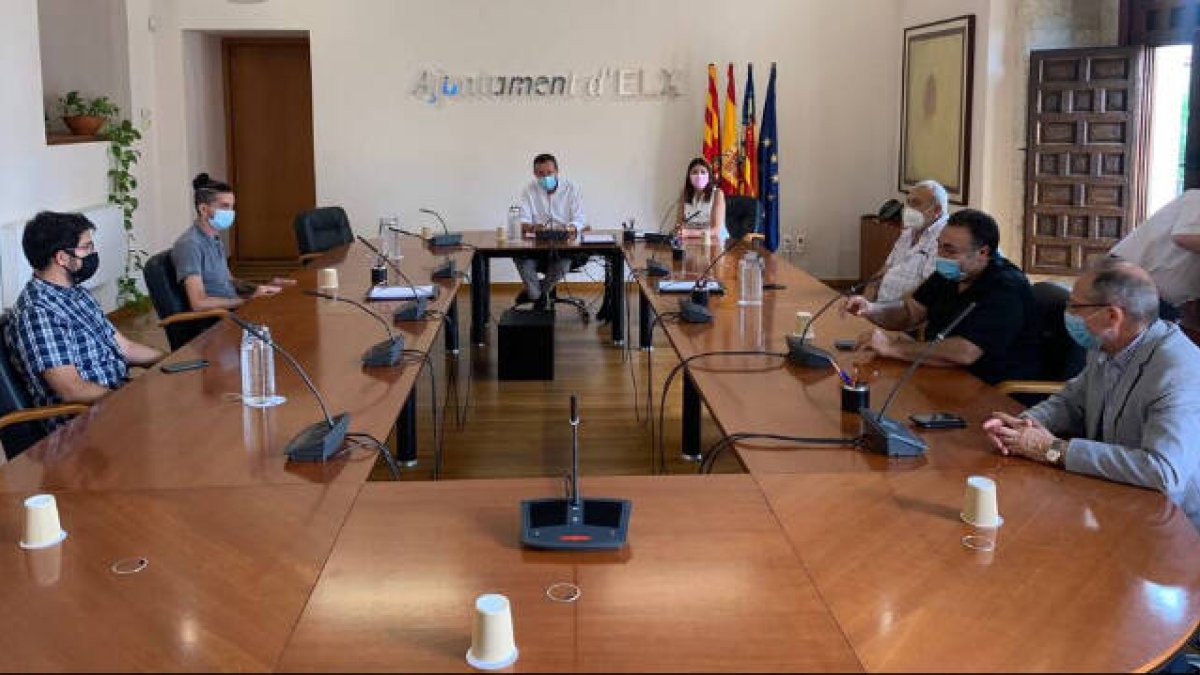El alcalde de Elche, Carlos González, y la concejala de Fiestas, Mariola Galiana, reunidos con los colectivos festeros