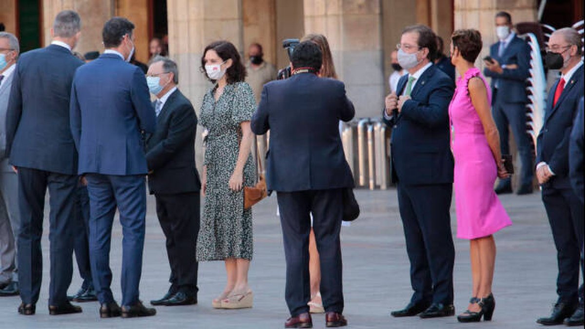 Pedro Sánchez saludando a los presidentes autonómicos