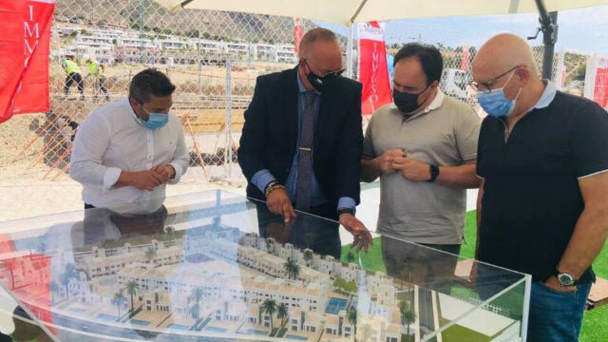 El alcalde de Finestrat JuanFran Pérez junto con el CEO de Inmosol Antonio Ramos y el concejal de urbanismo Víctor Darío