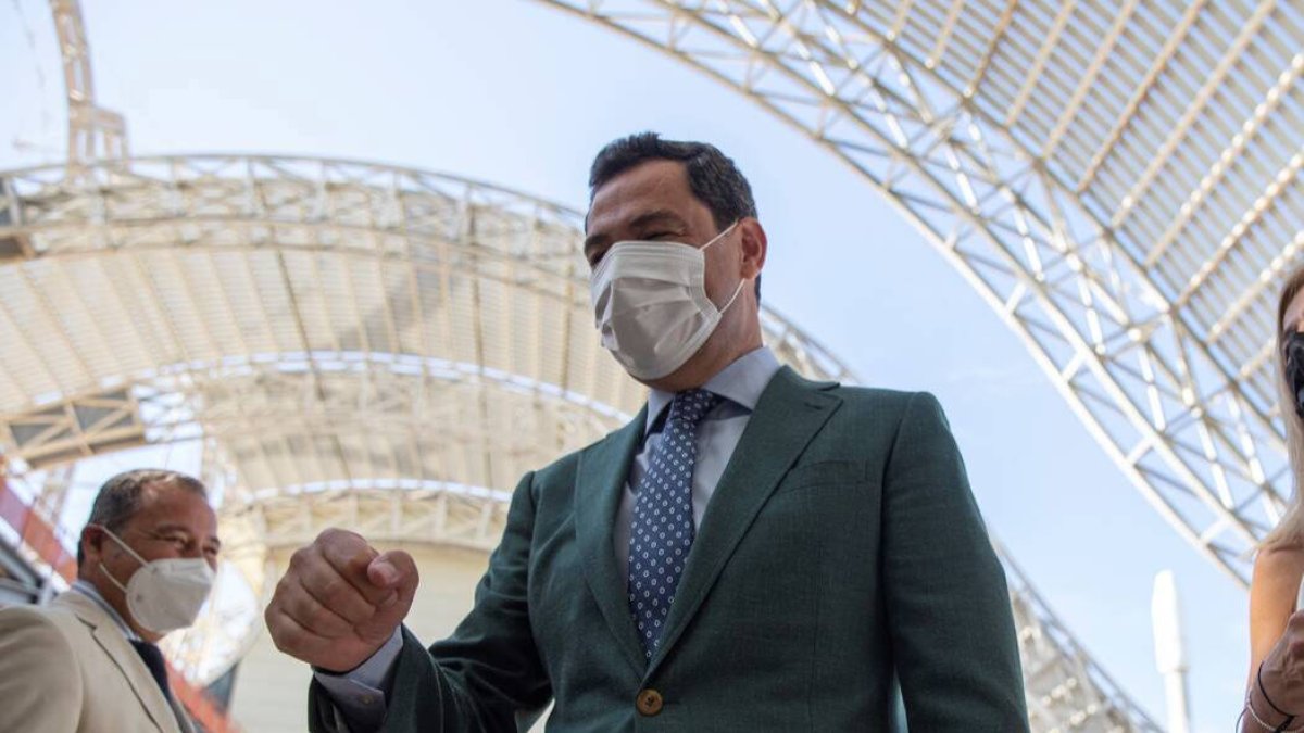 El presidente de la Junta de Andalucía, Juanma Moreno, durante la inauguración del Archivo General, con sede en el Pabellón del Futuro.