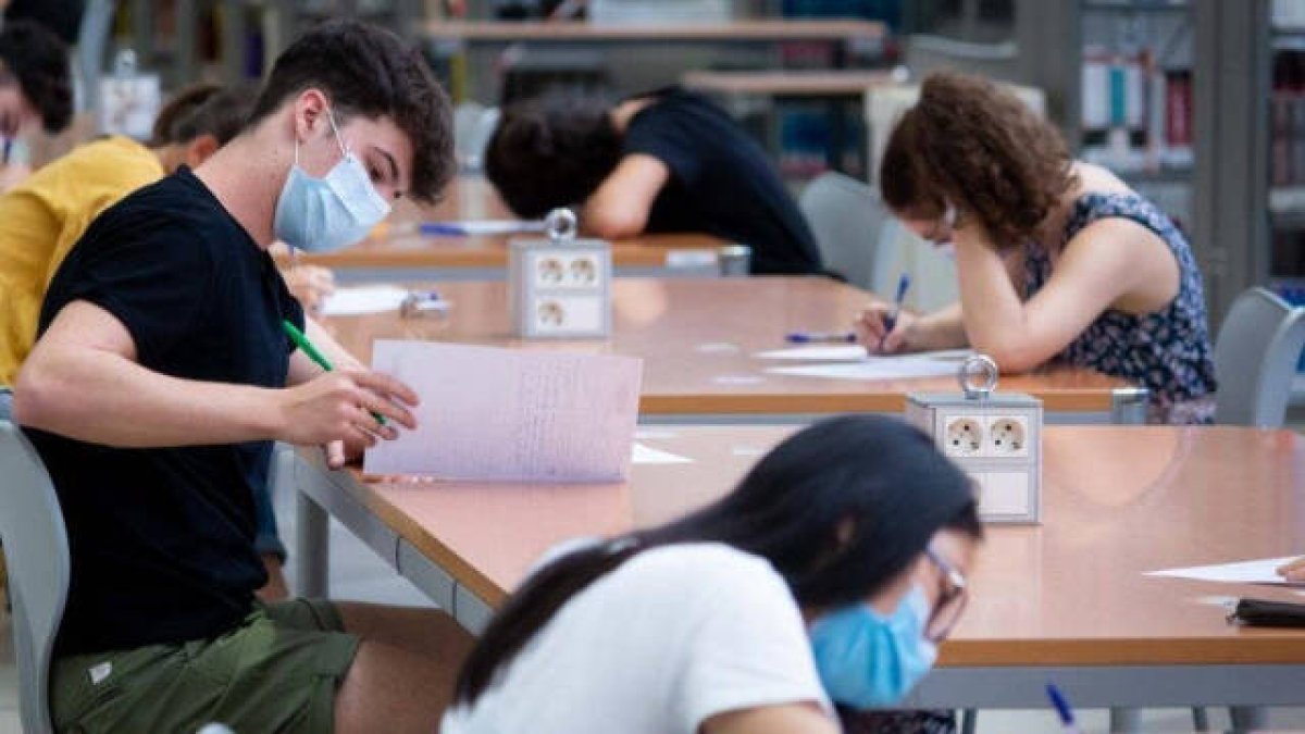 Estudiantes haciendo la EBAU