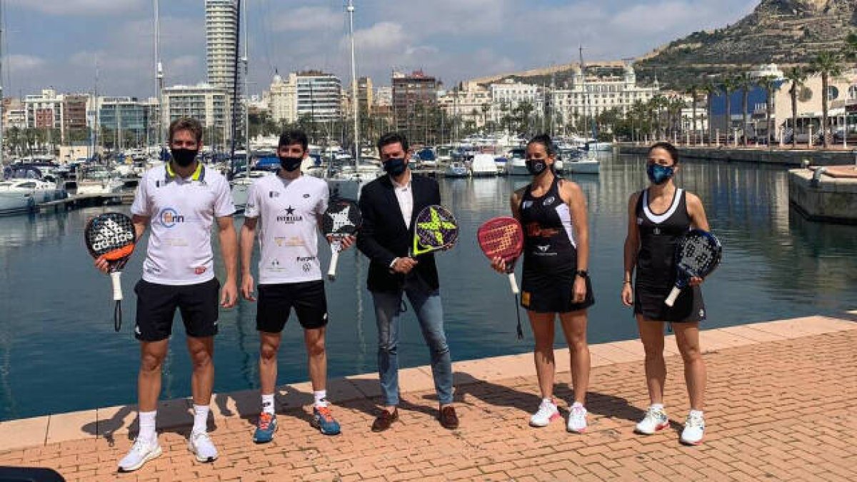 El concejal de Deportes, José Luis Berenguer, junto a los jugadores de los equipos participantes