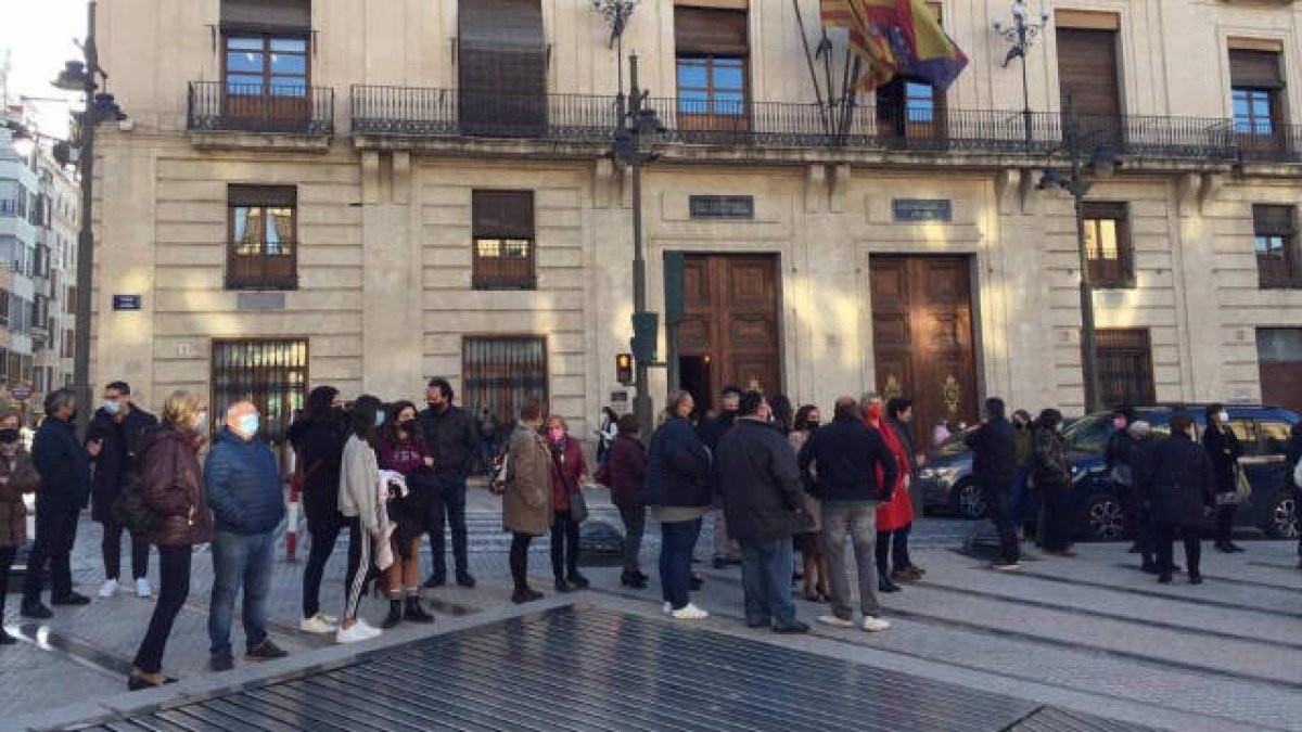 Concentración en repulsa por el apuñalamiento en Alcoi