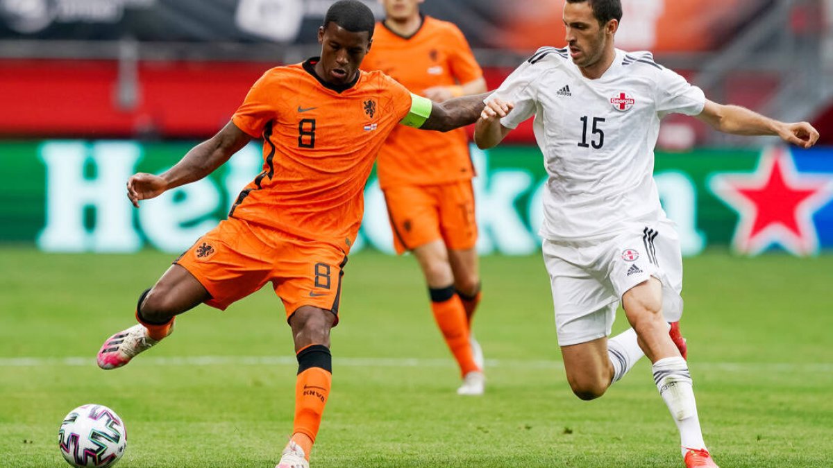 Wijnaldum, como capitán de Países Bajos, en el reciente amistoso frente a Georgia.