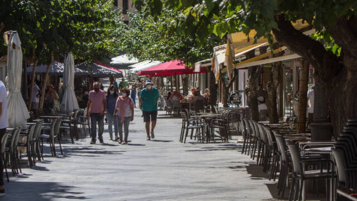 Turistas paseando por Benidorm