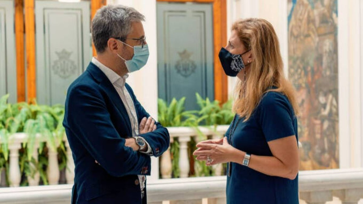 El conseller Arcadi España junto a la alcaldesa Amparo Marco