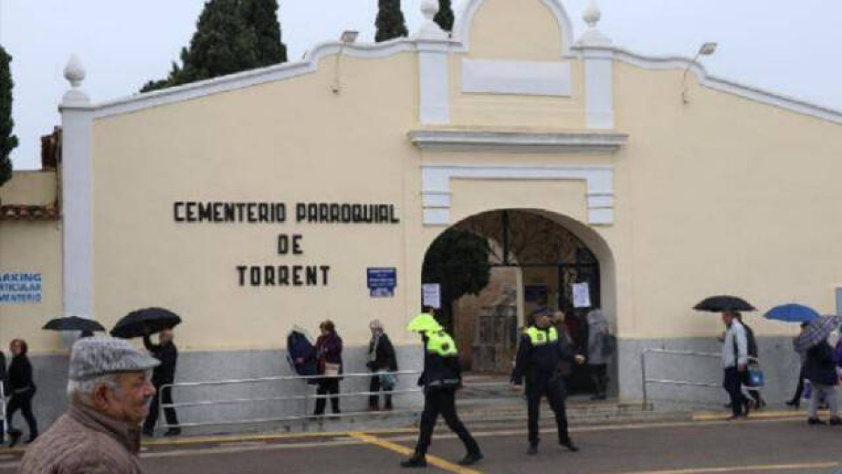 Cememterio de Torrent con agentes de la Policía