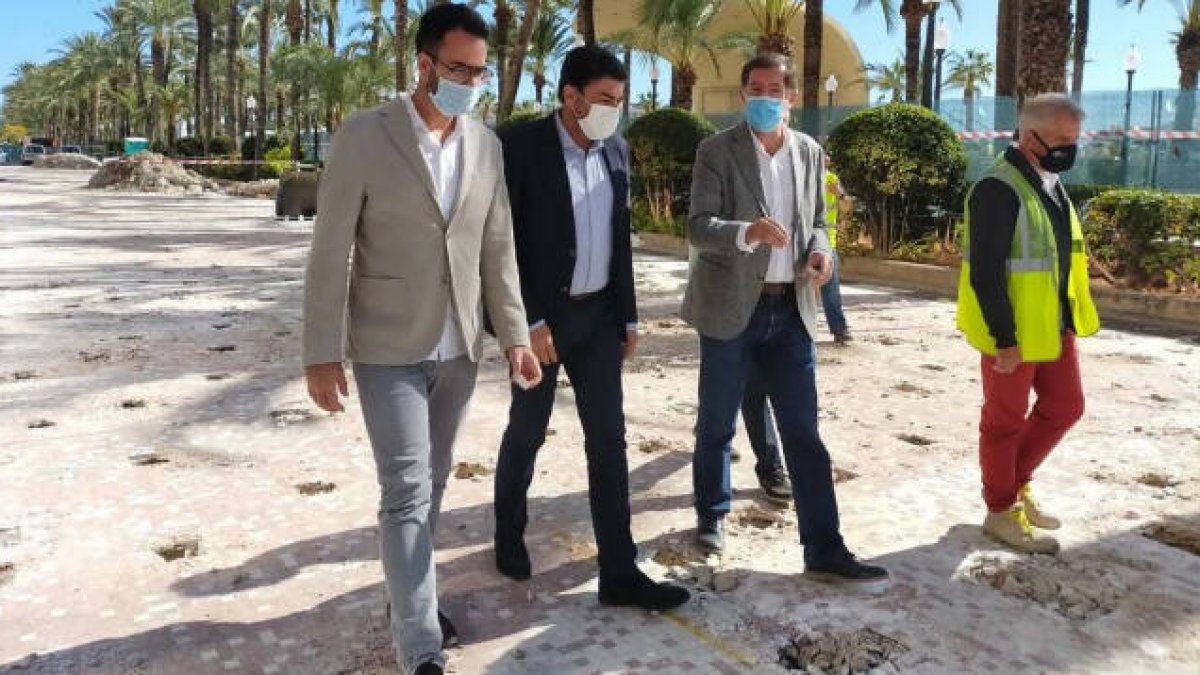 El alcalde de Alicante, Luis Barcala, y el concejal de Urbanismo, Adrián S. Pérez, cuando visitaron las obras junto a los responsables de la mercantil