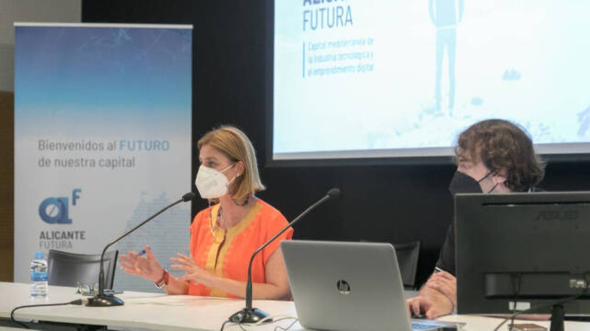 La concejal de Desarrollo Local, Mari carmen de España, ha presentado esta estrategia