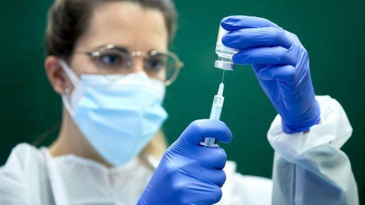 Sanitarios rechazan la tercera dosis de la vacuna porque