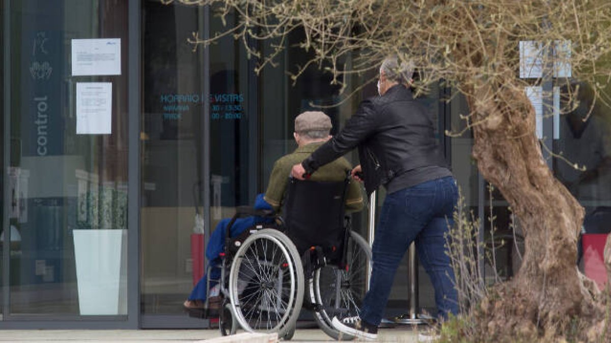 Una mujer paseando a un familiar interno en una residencia de ancianos / Carlos Castro / Europa Press