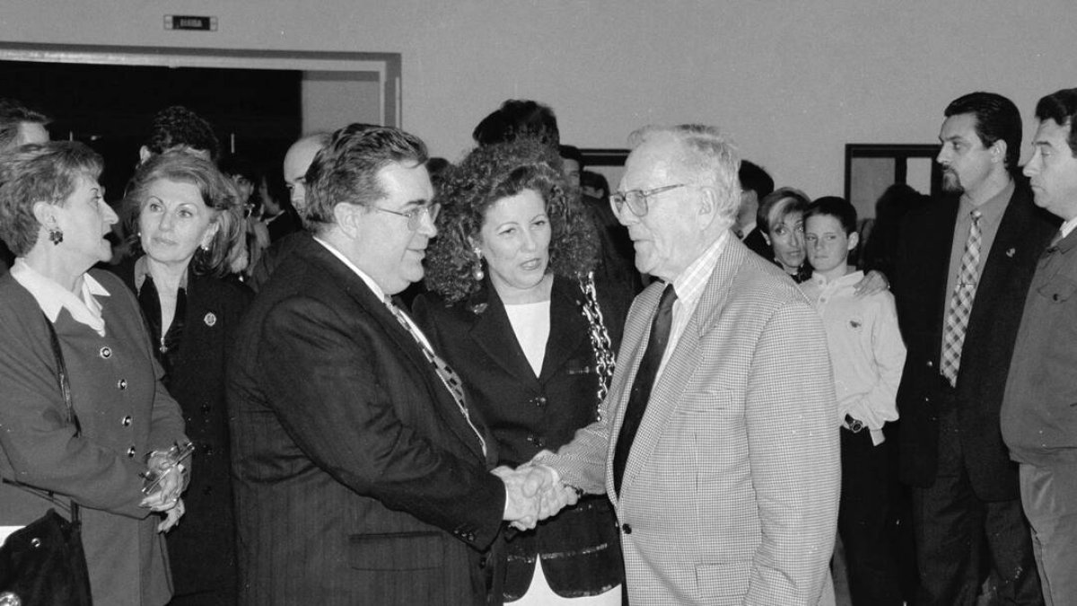 Consuelo Císcar presentando al conseller Manuel  Tarancón a Gerardo Rueda, en la inauguración de su antológica en el IVAM en 1996.