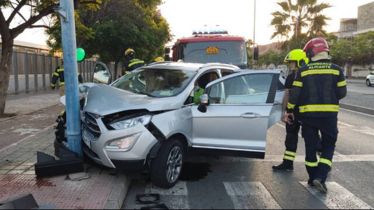 Un vehículo se estampó contra una farola