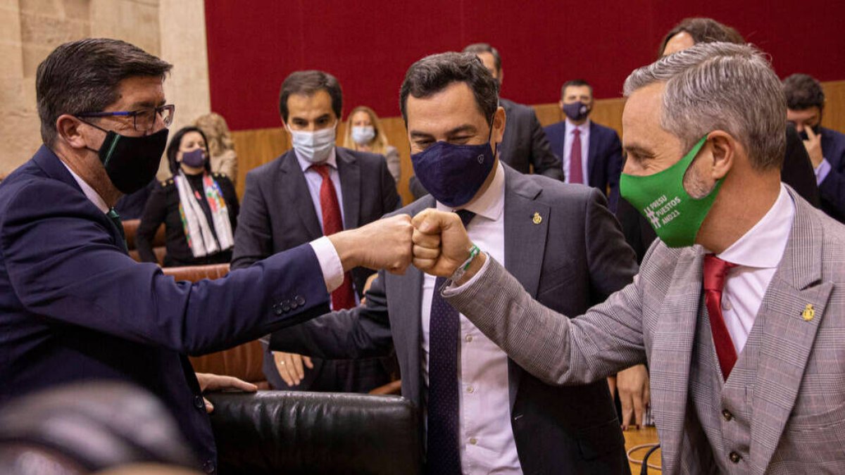 El presidente Juanma Moreno, junto con el consejero de Hacienda, Juan Bravo, y el vicepresidente de la Junta, Juan Marín, tras la aprobación de los anteriores presupuestos.