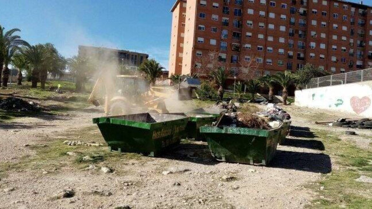 Un operativo de limpieza destapa 3'5 toneladas de escombros en La Coma (Paterna)