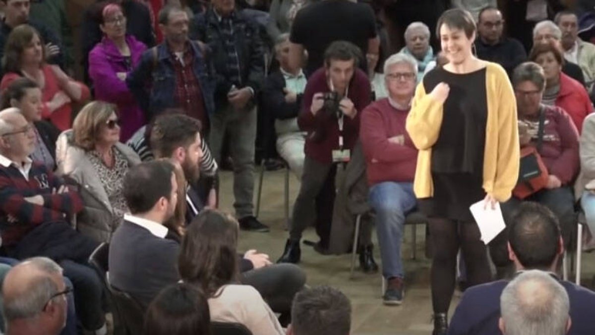 Teresa Arévalo dirigiéndose a Irene Montero en un mitin en Toledo.