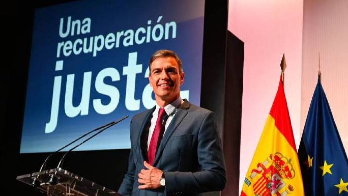 El marketing desplegado por Moncloa no oculta la losa que pesa sobre el futuro de los españoles.