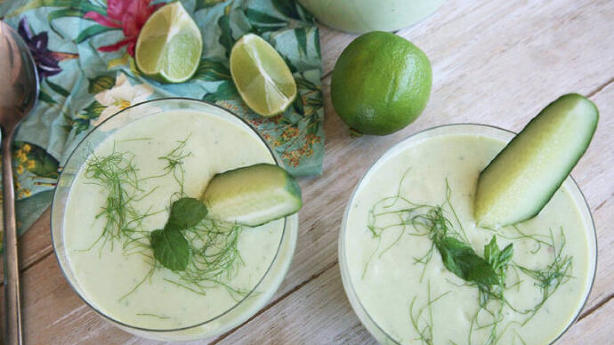 Sopa fría de pepino y aguacate