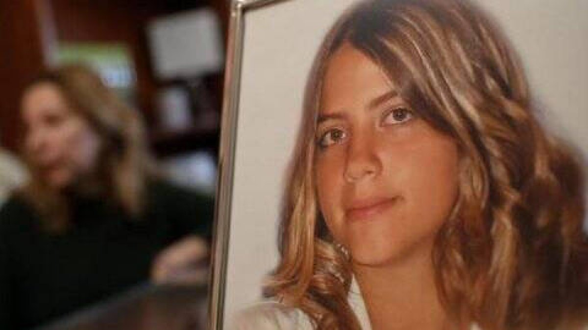 La madre de Marta del Castillo, con un retrato de la joven en primer término