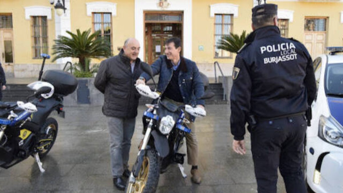 El alcalde de Burjassot, Rafa García, prueba una moto de la Policía Local