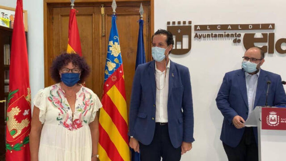 La pregonera de las Fiestas Mayores acompañada por el alcalde de Elda y el concejal de Fiestas