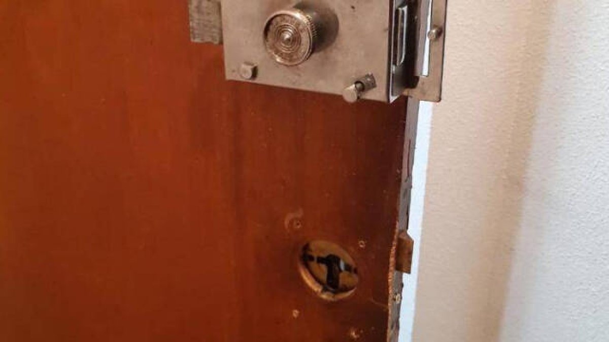 El hombre forzó la cerradura de la vivienda para sacar dos televisores