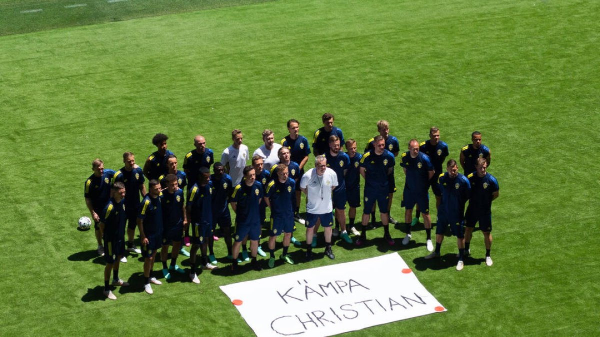 Pancarta de ánimo para Eriksen en el entrenamiento de la selección de Suecia.