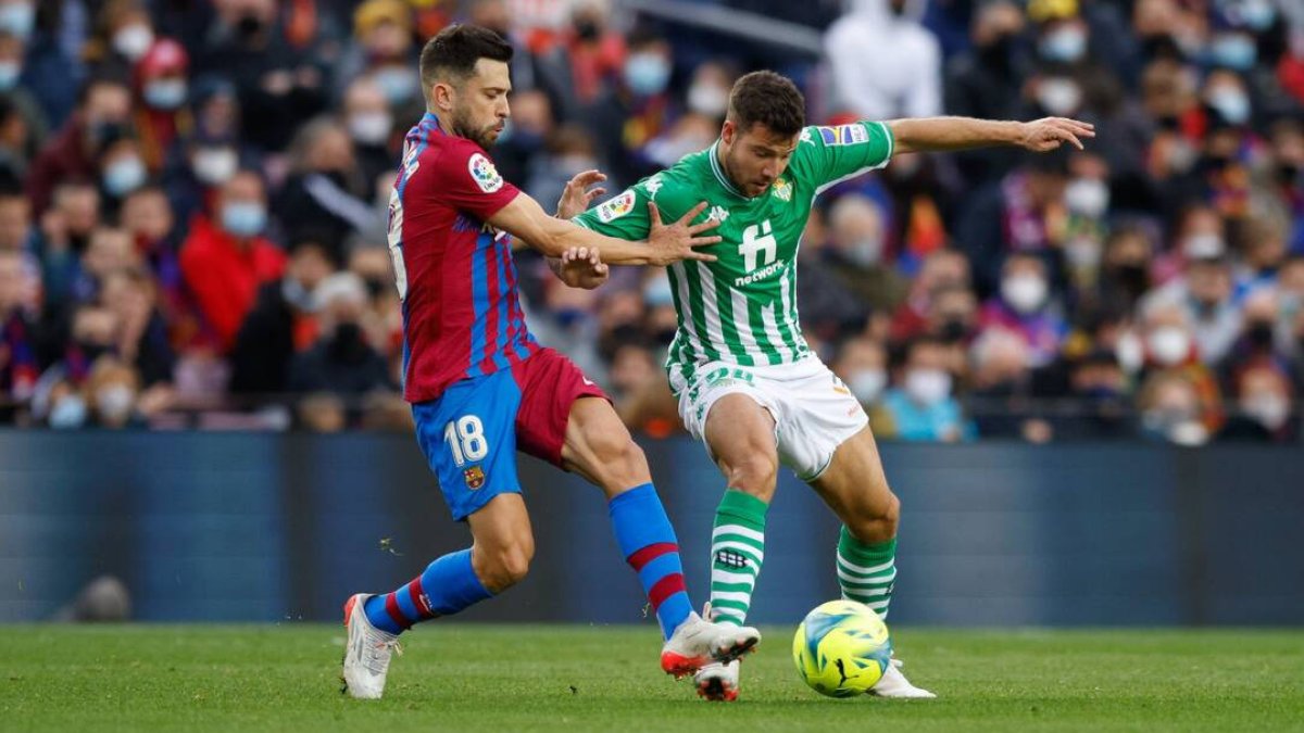 Jordi Alba y Aitor Ruibal pelean por un balón