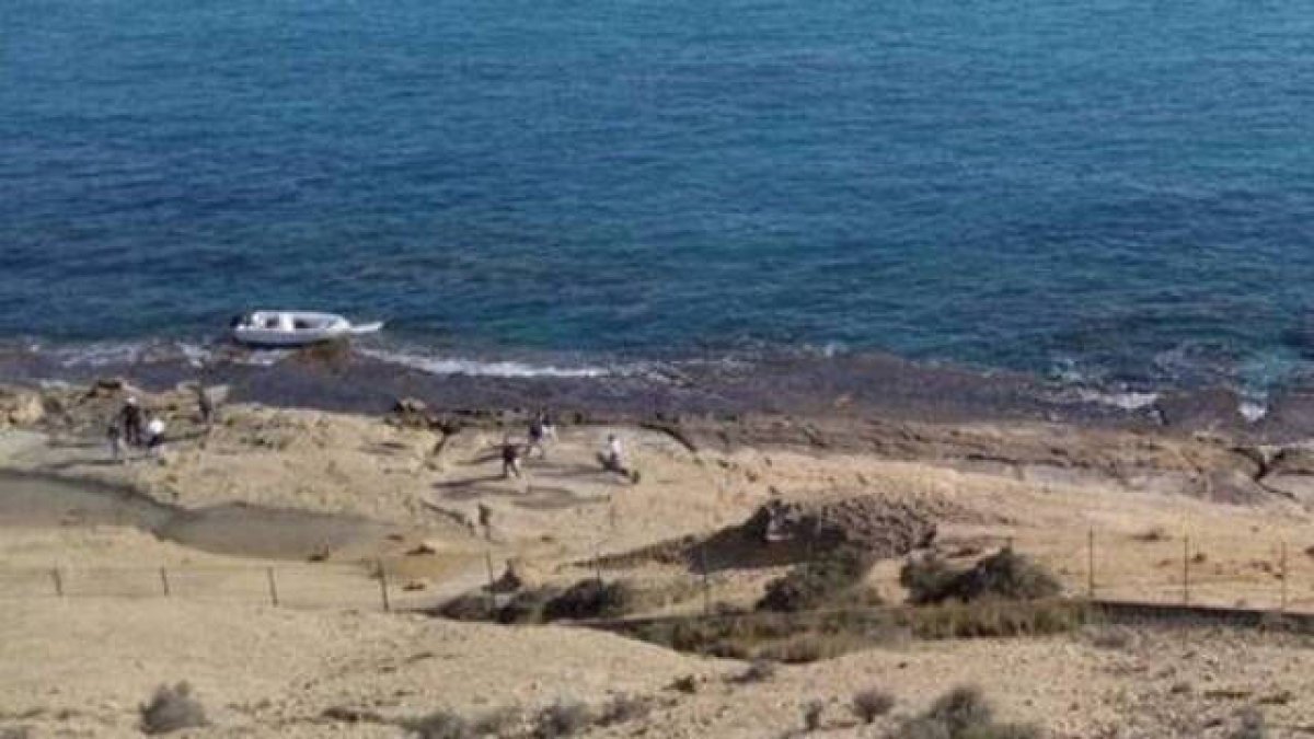 En la imagen se ve la patera utilizada y algunos de los inmigrantes localizados por los agentes / FOTO: europapress