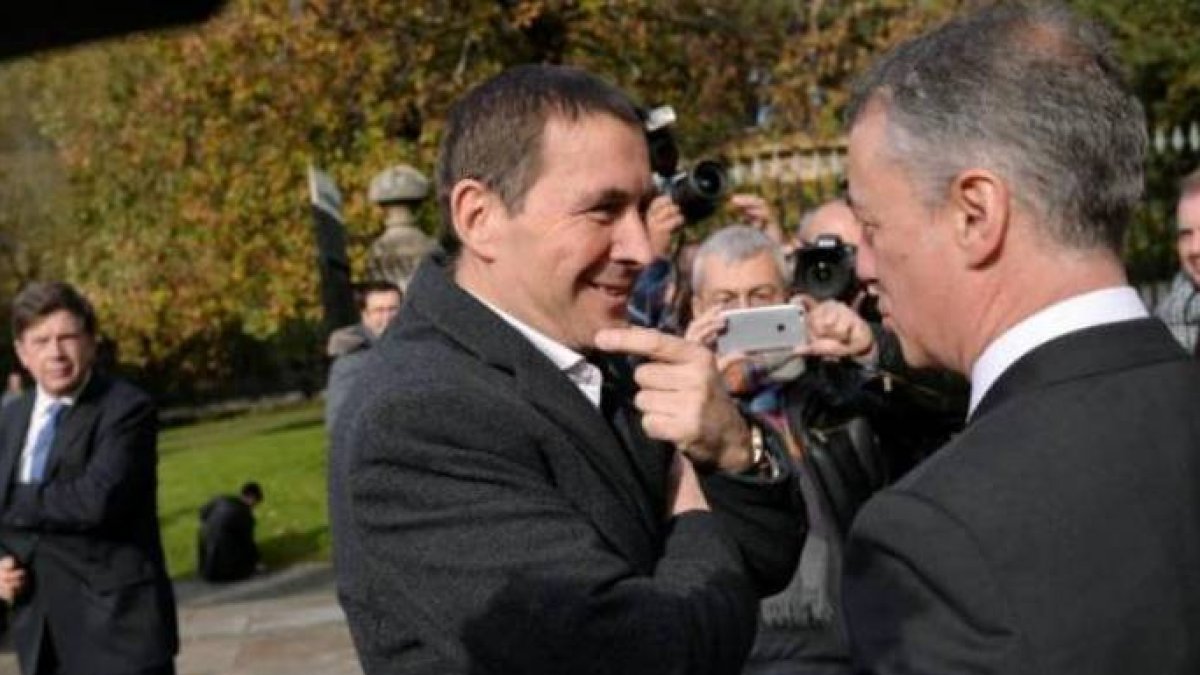 Otegi y Urkullu se lanzan los trastos a la cabeza.