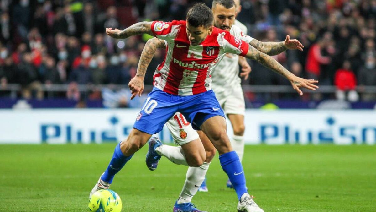 Correa pugna por un balón