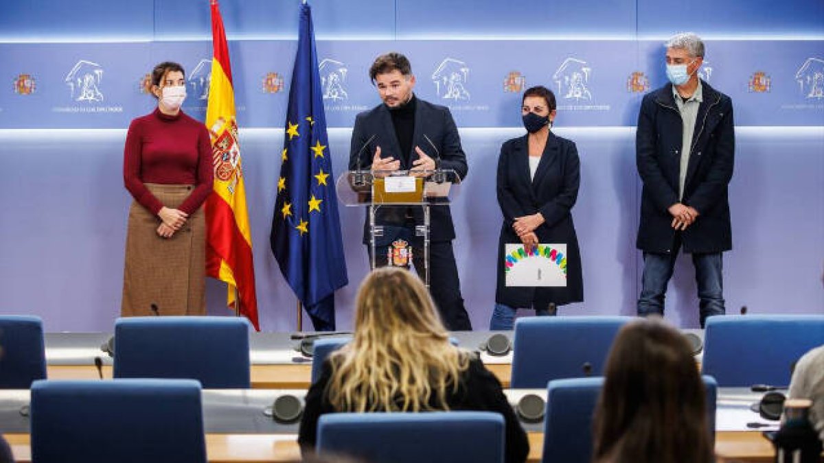 Gabriel Rufián (ERC) durante una conparecencia en la sala de prensa del Congreso de los Diputados
