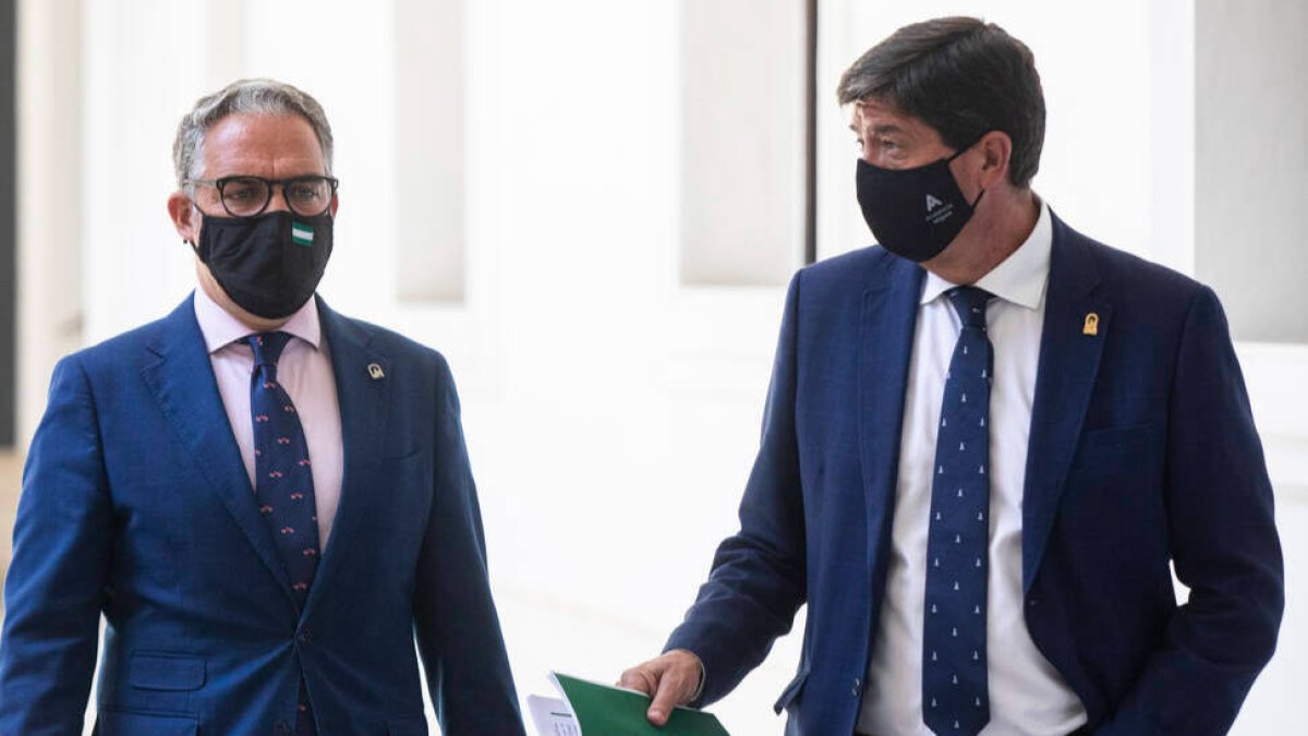 El consejero de Presidencia, Elías Bendodo, y el vicepresidente de la Junta de Andalucía, Juan Marín, tras el Consejo de Gobierno.