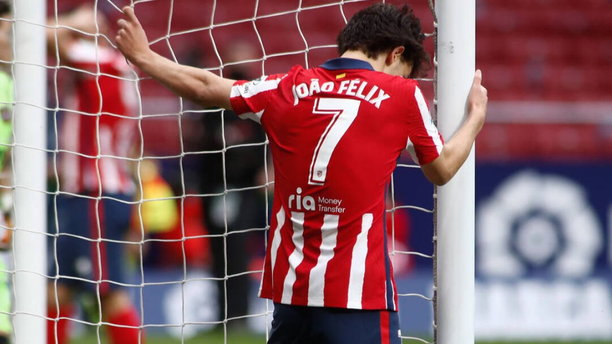Joao Félix, lamentándose de una ocasión perdida.