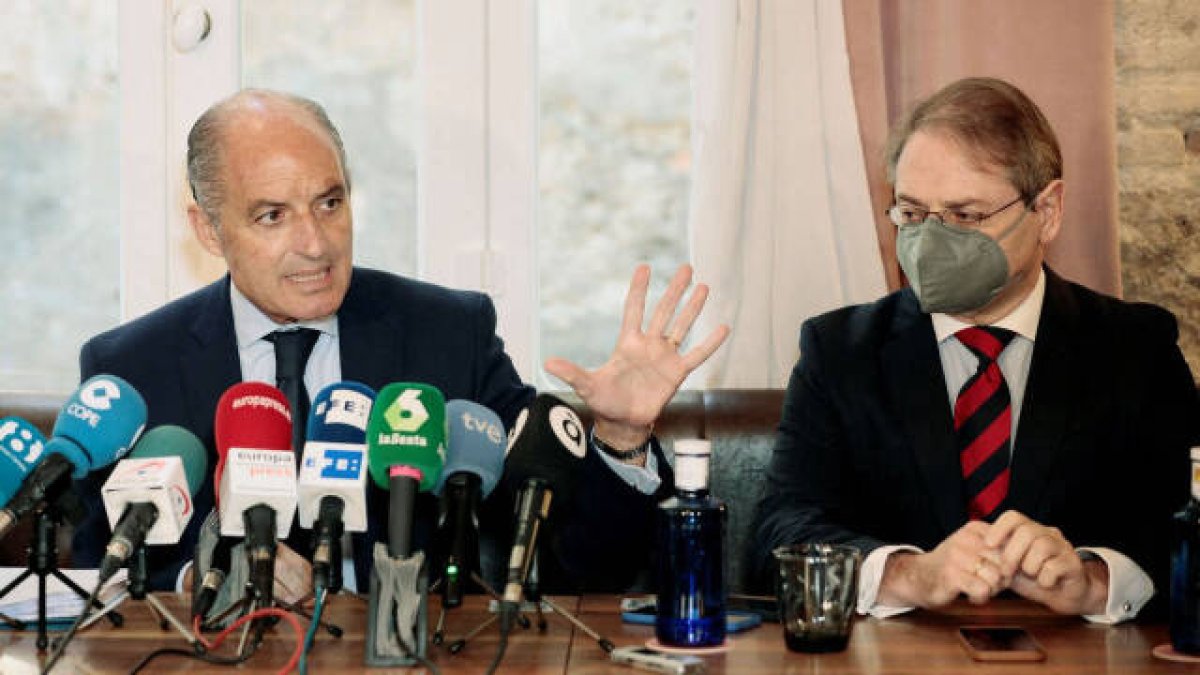 El ex presidente Francisco Camps con su abogado, Pablo Delgado.