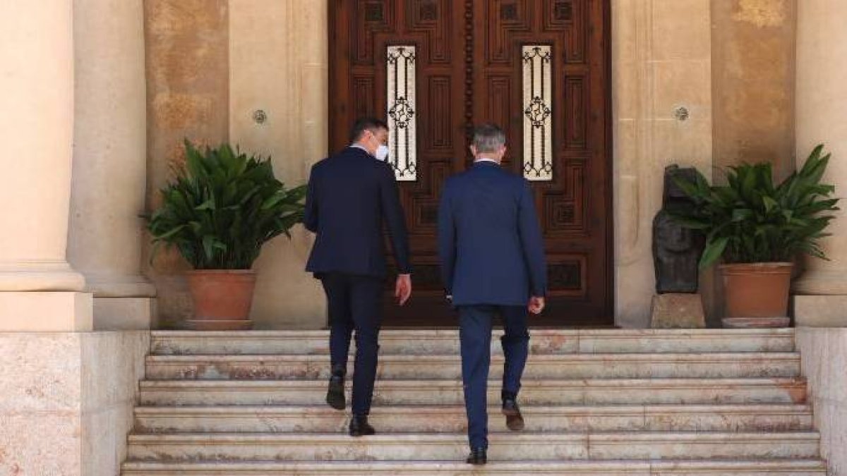 Sánchez, accediendo junto al Rey, al Palacio de Marivent.