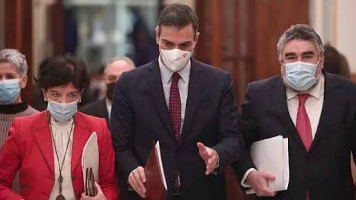 El exministro Uribes, junto a Sánchez, el último enchufado como
