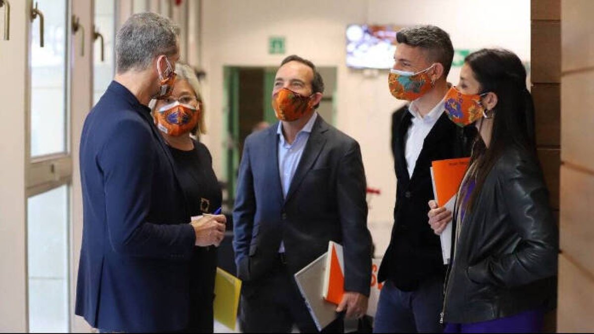 Una imagen en Les Corts del síndic y su grupo de diputados afines. En Castellón justamente se ha impuesto la candidatura del grupo de diputados alejados de su círculo