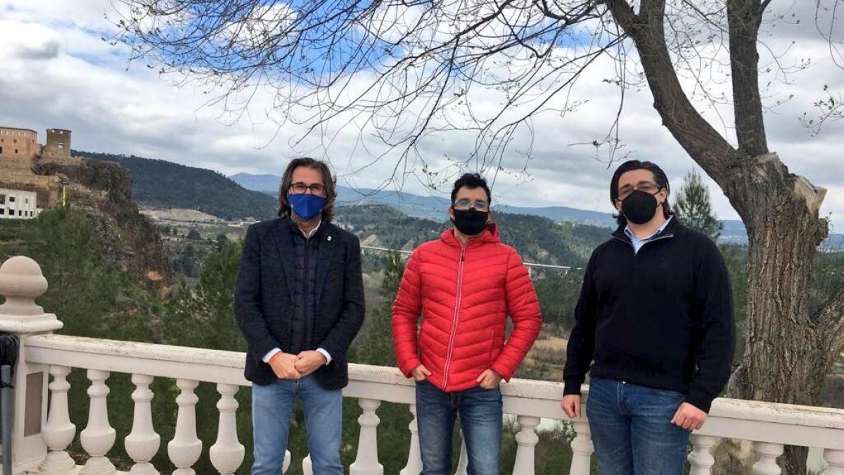 El coordinador general José Manuel Anaya junto al nuevo presidente local de Cofrentes, Jesús Garrido, y el portavoz local, Víctor Baeza
