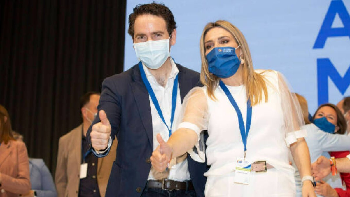 El secretario de Organización del PP, Teodoro García Egea (i), y la nueva presidenta del PP en Castellón, Marta Barrachina (d), en el XV Congreso Provincial del PPCS
