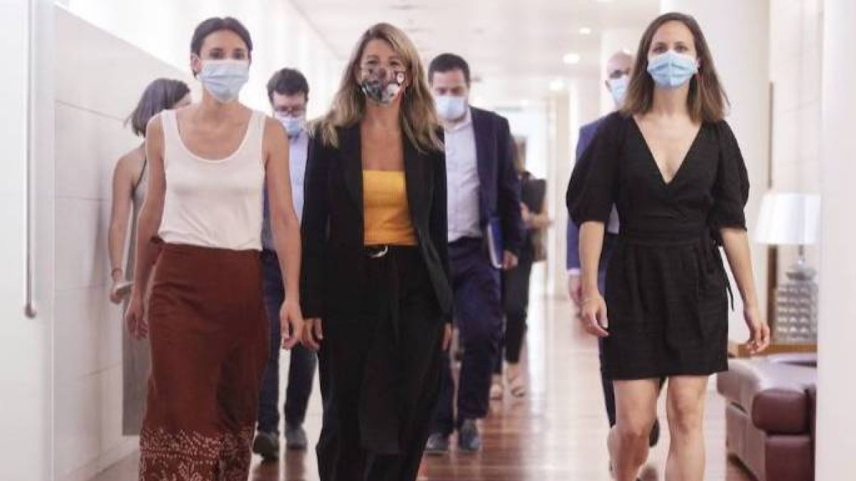 Yolanda Díaz, entre Irene Montero y Belarra, en los pasillos del Congreso.