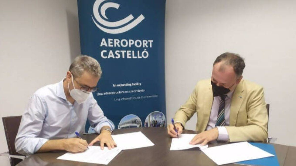 El conseller de Política Territorial, Obras Públicas y Movilidad, Arcadi España, y el presidente de Redit, Fernando Saludes, firman un acuerdo de colaboración