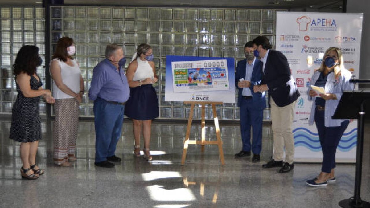 Momento de la presentación del cupón en el CDT de Alicante